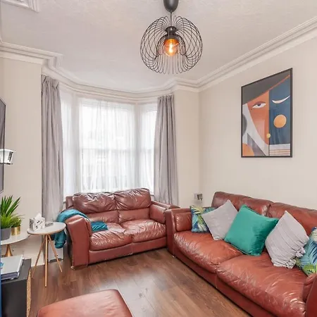 4-bed House - Sleeps 9 Free Parking & Wifi Будинок відпочинку Лідс