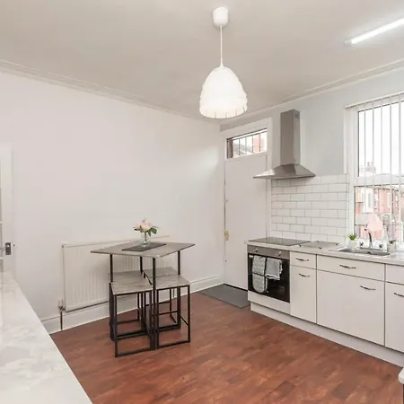 4-bed House - Sleeps 9 Free Parking & Wifi بيت للعطل *