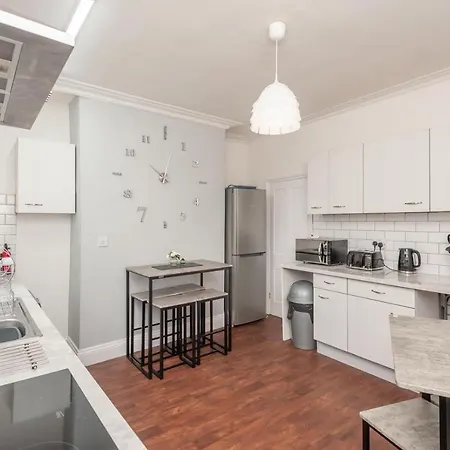 4-bed House - Sleeps 9 Free Parking & Wifi بيت للعطل