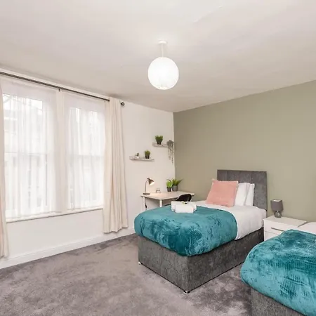 4-bed House - Sleeps 9 Free Parking & Wifi