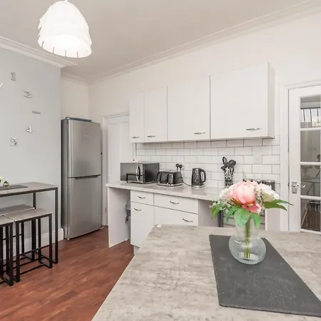 4-bed House - Sleeps 9 Free Parking & Wifi *