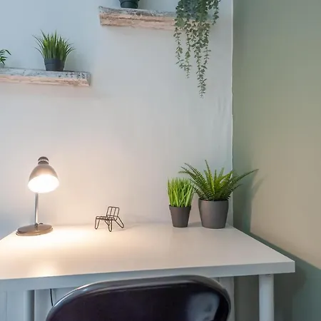 4-bed House - Sleeps 9 Free Parking & Wifi