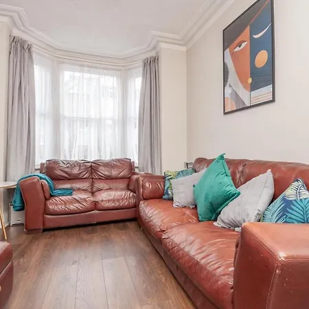4-bed House - Sleeps 9 Free Parking & Wifi Будинок відпочинку Лідс