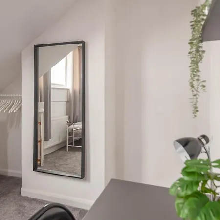 4-bed House - Sleeps 9 Free Parking & Wifi リーズ