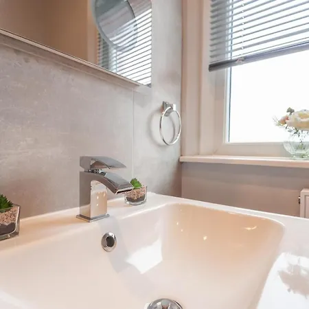 4-bed House - Sleeps 9 Free Parking & Wifi بيت للعطل