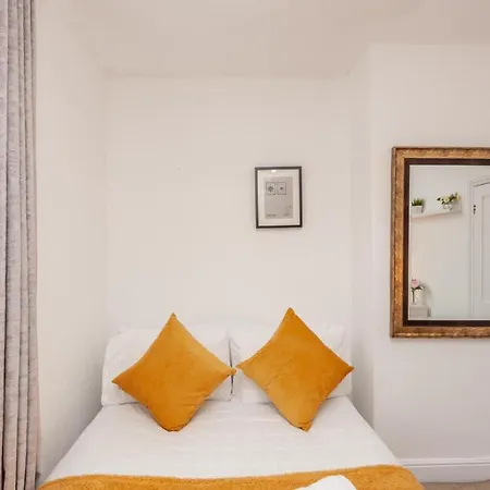 4-bed House - Sleeps 9 Free Parking & Wifi リーズ