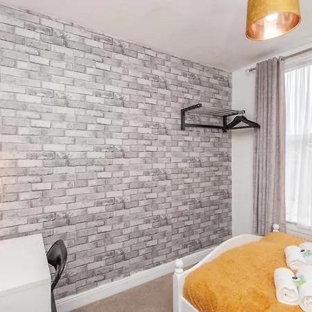 بيت للعطل 4-bed House - Sleeps 9 Free Parking & Wifi *