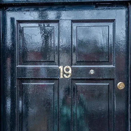 4-bed House - Sleeps 9 Free Parking & Wifi 別荘 *