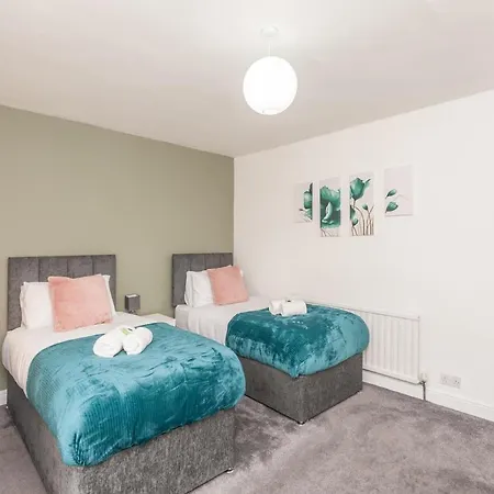 4-bed House - Sleeps 9 Free Parking & Wifi *