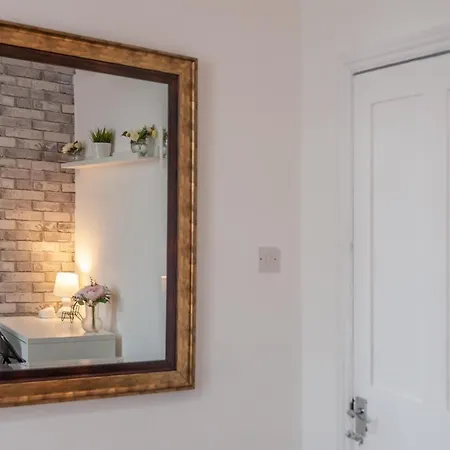 4-bed House - Sleeps 9 Free Parking & Wifi 別荘 リーズ