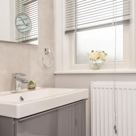 4-bed House - Sleeps 9 Free Parking & Wifi ليدز