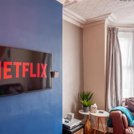 4-bed House - Sleeps 9 Free Parking & Wifi