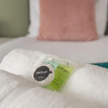 4-bed House - Sleeps 9 Free Parking & Wifi * リーズ