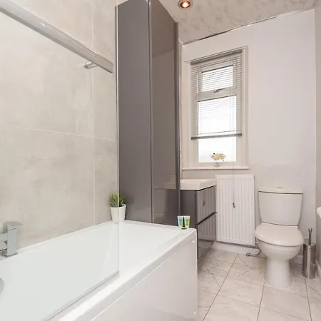 4-bed House - Sleeps 9 Free Parking & Wifi リーズ