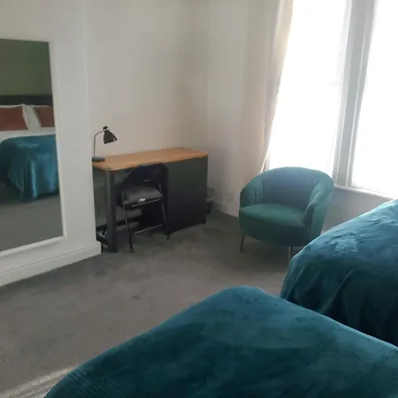 4-bed House - Sleeps 9 Free Parking & Wifi *