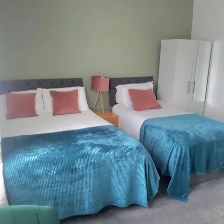 4-bed House - Sleeps 9 Free Parking & Wifi
