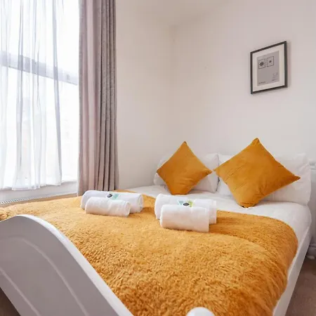 4-bed House - Sleeps 9 Free Parking & Wifi بيت للعطل ليدز