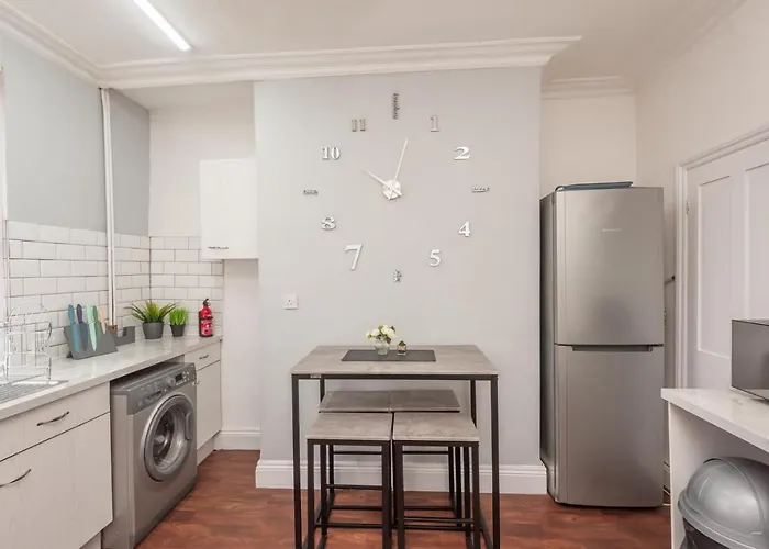 4-bed House - Sleeps 9 Free Parking & Wifi Сasa de vacaciones *