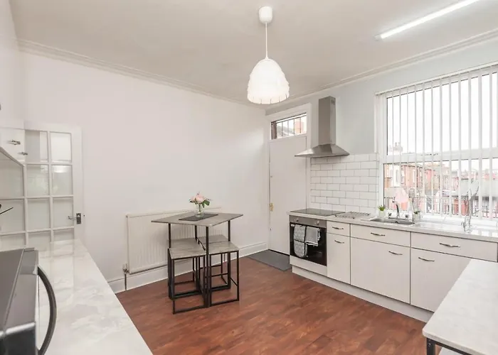 4-bed House - Sleeps 9 Free Parking & Wifi Holiday home *