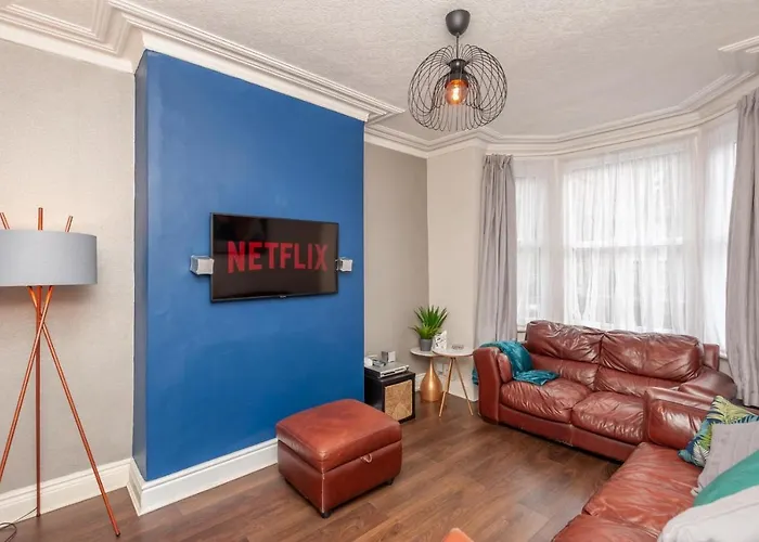 Holiday home 4-bed House - Sleeps 9 Free Parking & Wifi *