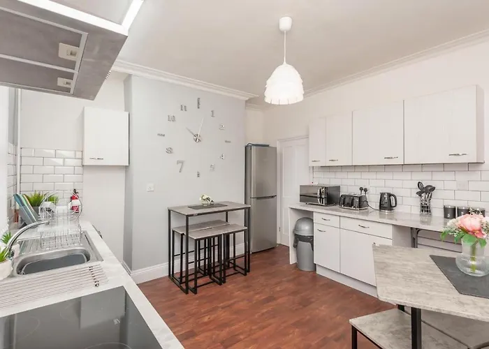 4-bed House - Sleeps 9 Free Parking & Wifi Сasa de vacaciones