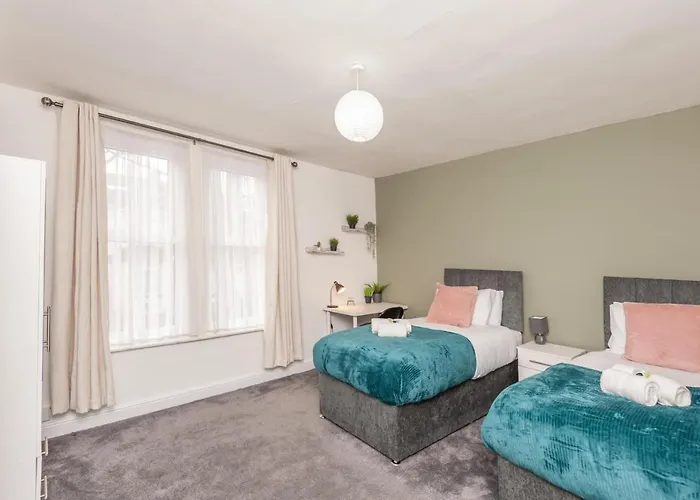 4-bed House - Sleeps 9 Free Parking & Wifi