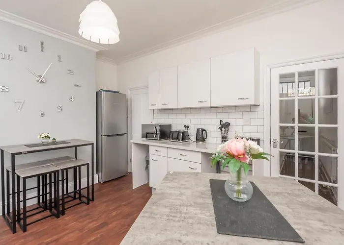 4-bed House - Sleeps 9 Free Parking & Wifi *