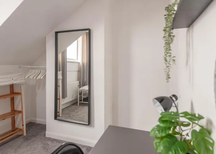 4-bed House - Sleeps 9 Free Parking & Wifi Leeds (West Yorkshire)