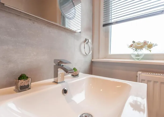 4-bed House - Sleeps 9 Free Parking & Wifi Holiday home