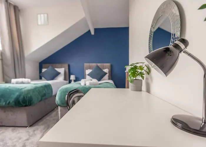 Holiday home 4-bed House - Sleeps 9 Free Parking & Wifi