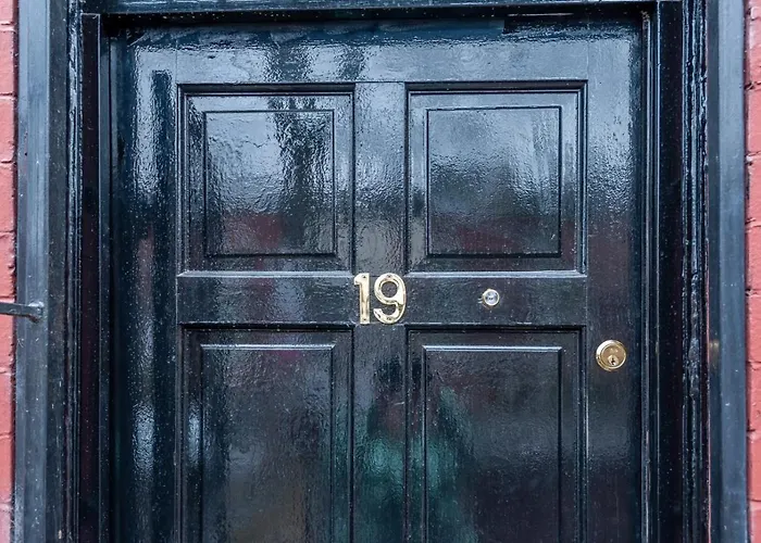 4-bed House - Sleeps 9 Free Parking & Wifi Holiday home *