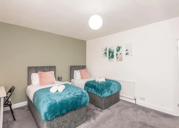 4-bed House - Sleeps 9 Free Parking & Wifi *