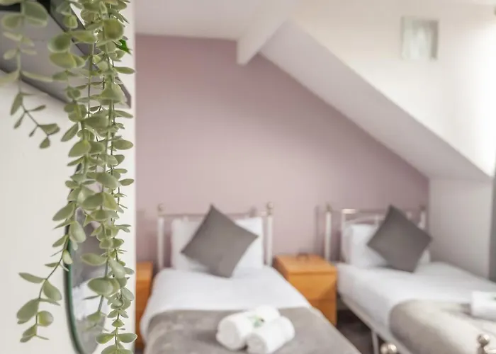 Holiday home 4-bed House - Sleeps 9 Free Parking & Wifi Leeds (West Yorkshire)