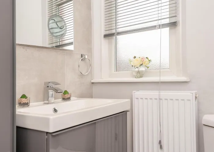 4-bed House - Sleeps 9 Free Parking & Wifi Leeds (West Yorkshire)