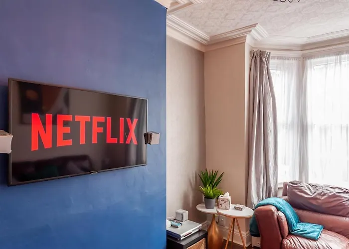 4-bed House - Sleeps 9 Free Parking & Wifi