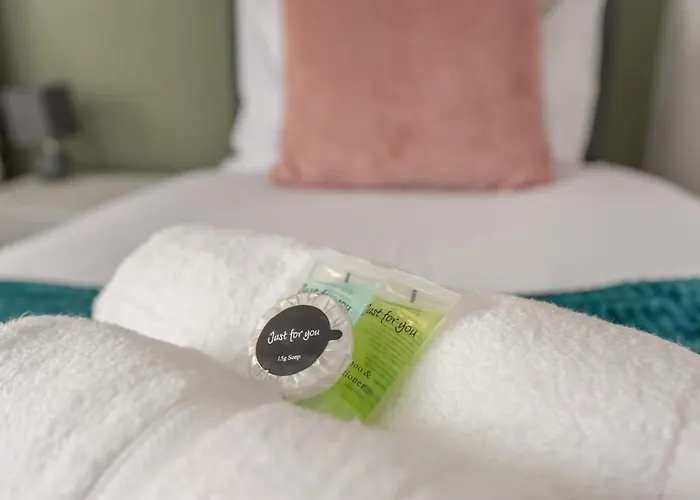 4-bed House - Sleeps 9 Free Parking & Wifi * Leeds (West Yorkshire)