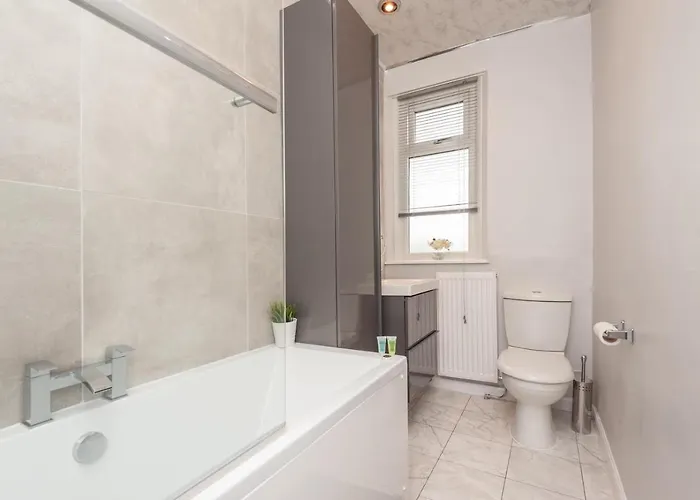 4-bed House - Sleeps 9 Free Parking & Wifi Leeds (West Yorkshire)