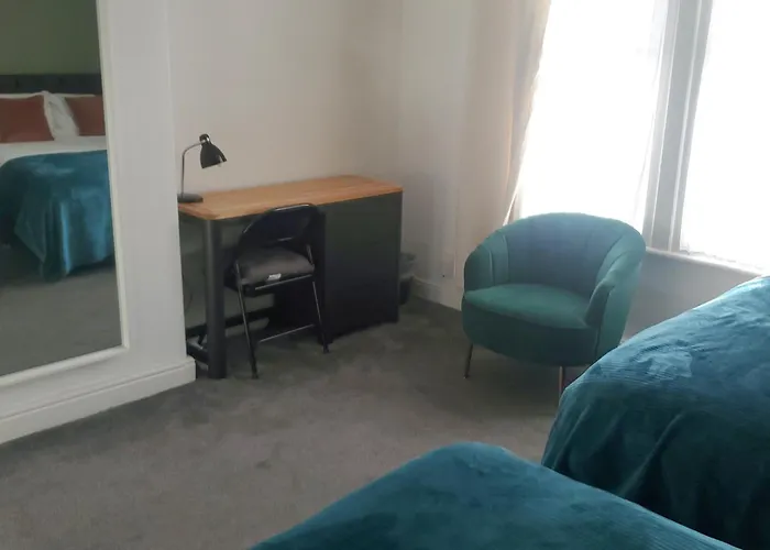 4-bed House - Sleeps 9 Free Parking & Wifi *