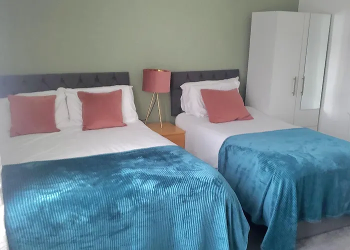 4-bed House - Sleeps 9 Free Parking & Wifi