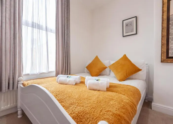 4-bed House - Sleeps 9 Free Parking & Wifi Holiday home Leeds (West Yorkshire)