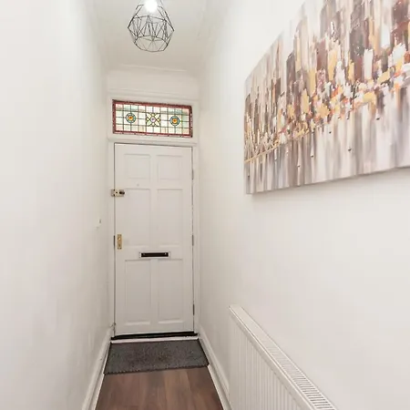 Hébergement de vacances 4-bed House - Sleeps 9 Free Parking & Wifi