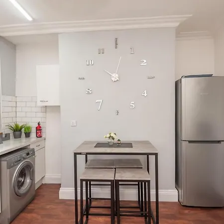 4-bed House - Sleeps 9 Free Parking & Wifi Hébergement de vacances *