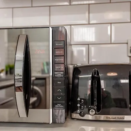 Casa vacanze 4-bed House - Sleeps 9 Free Parking & Wifi