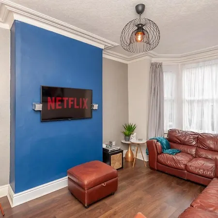 Hébergement de vacances 4-bed House - Sleeps 9 Free Parking & Wifi *