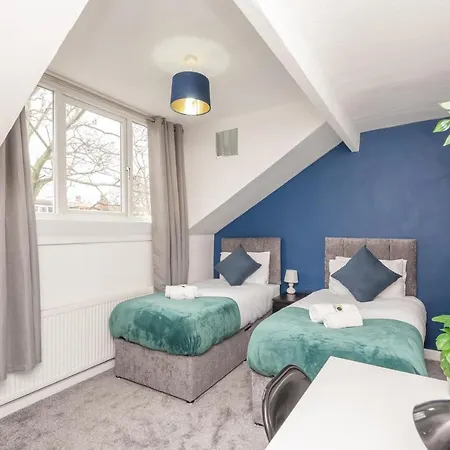 4-bed House - Sleeps 9 Free Parking & Wifi * Leeds (West Yorkshire)