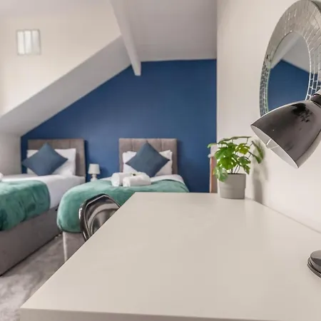 Hébergement de vacances 4-bed House - Sleeps 9 Free Parking & Wifi
