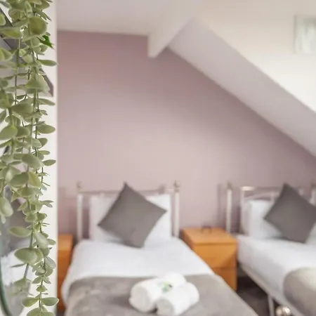 Hébergement de vacances 4-bed House - Sleeps 9 Free Parking & Wifi Leeds (West Yorkshire)