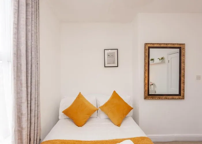 4-bed House - Sleeps 9 Free Parking & Wifi Leeds (West Yorkshire)