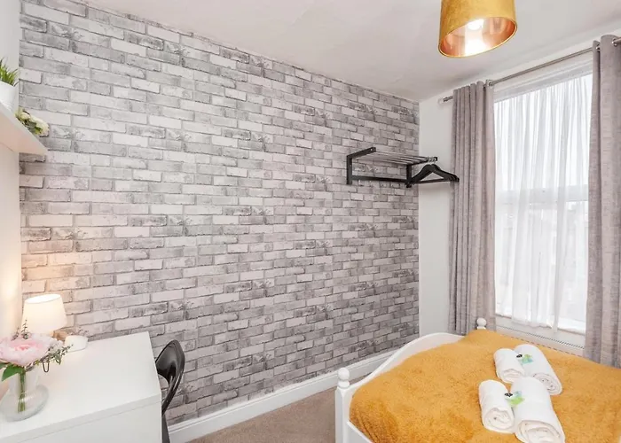 Casa vacanze 4-bed House - Sleeps 9 Free Parking & Wifi *